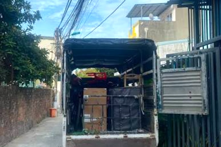 Taxi tải Ngũ Hành Sơn Đà Nẵng chờ bốc món hàng nặng đã chèn lót