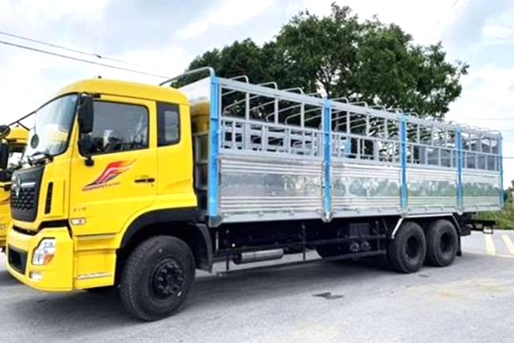 Xe 15 tấn chạy tuyến Đà Nẵng chờ nhận hàng tại khu công nghiệp