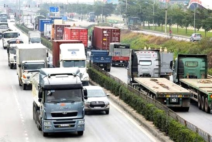 Xe container chạy tuyến Đà Nẵng chờ nhận vỏ tại bãi
