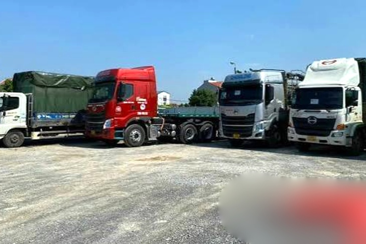 Xe ghép hàng Sài Gòn đi Hậu Giang: chia ba trục trả hàng