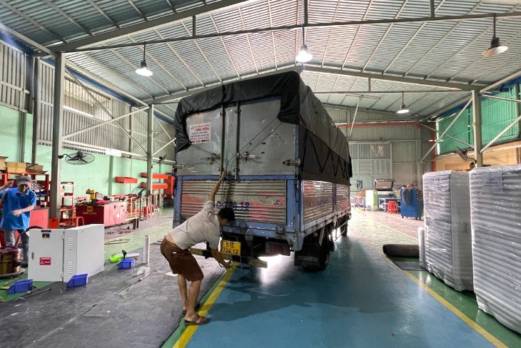 Xe ghép hàng Sài Gòn đi Vĩnh Long xếp kiện theo trục trả hàng