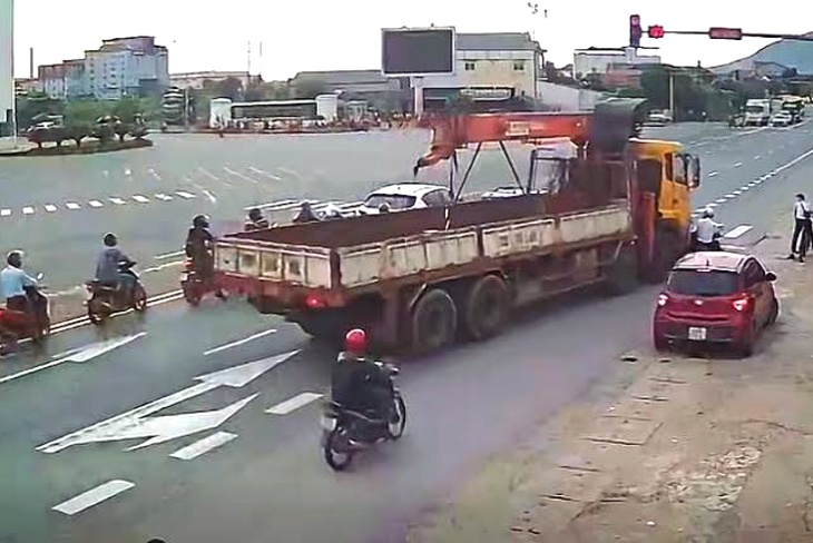 Xe tải chạy hợp đồng cho khu công nghiệp