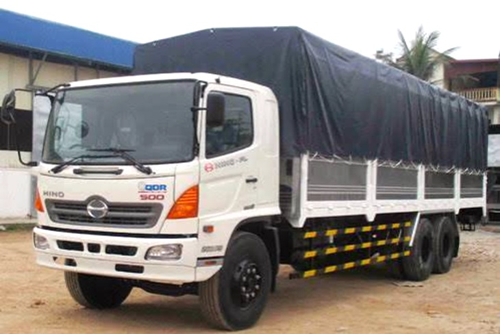 Xe tải chạy quốc lộ