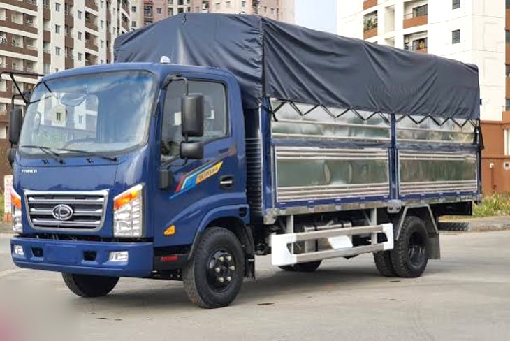 Xe tải thùng bạt chở hàng trong khu dân cư, loại xe và tuyến chạy quyết định cước vận chuyển