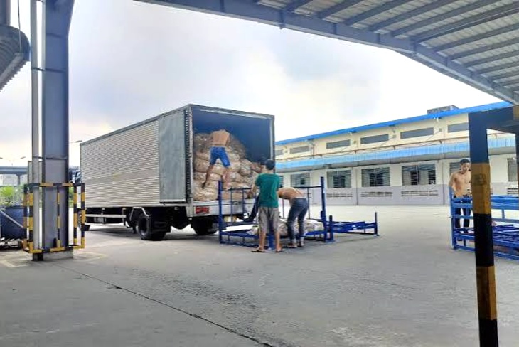 Nhận cuốc chở máy móc bằng xe 6m có bàn nâng